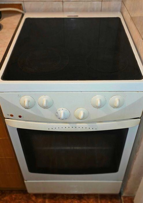 Готварска печка Gorenje с керамичен плот и с вентилатор