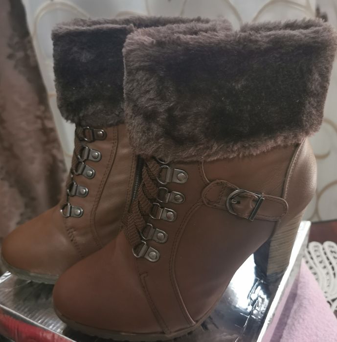 Vând palete make-up și Ghete damă