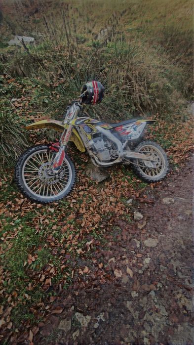 Vand si schimb cross rmz 250 , motorul este intro stare foarte buna si asteapta un alt propietar