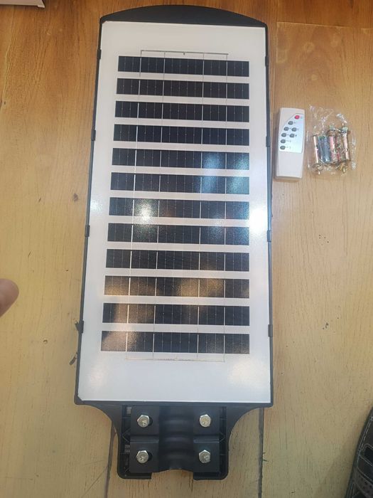 Quyosh panelli koʻcha chirogʻi.