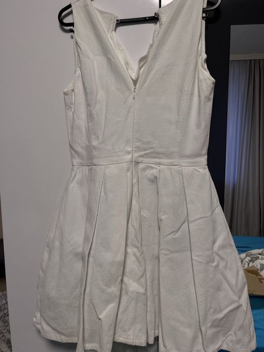 Бяла къса рокля.