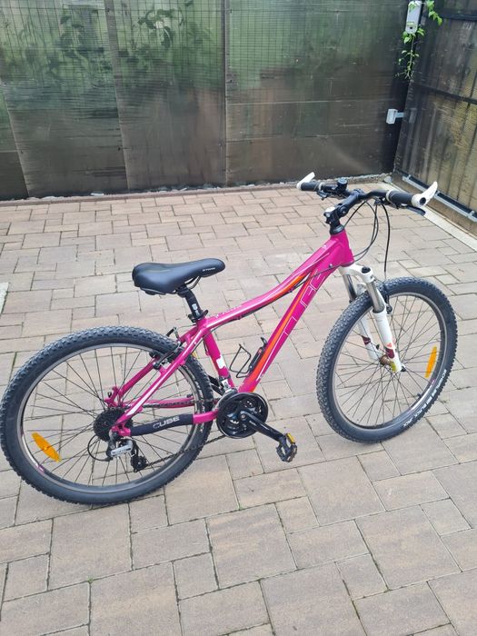 Bicicleta MTB CUBE, de dama.