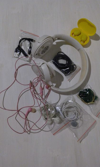 Наушники разные (с проводом и bluetooth)
