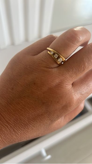 Продаю кольцо с бриллиантом