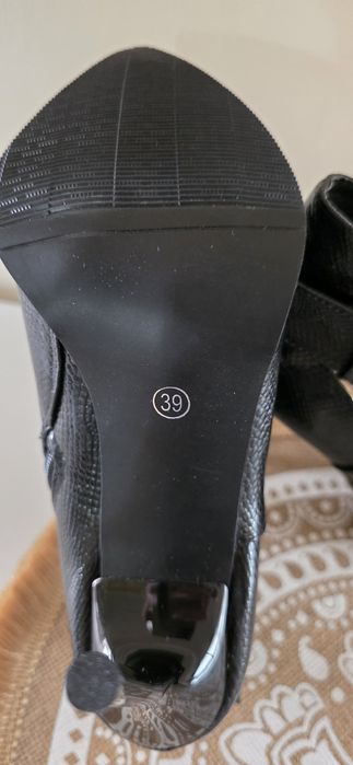 Ботильоны на высокой шпильке.