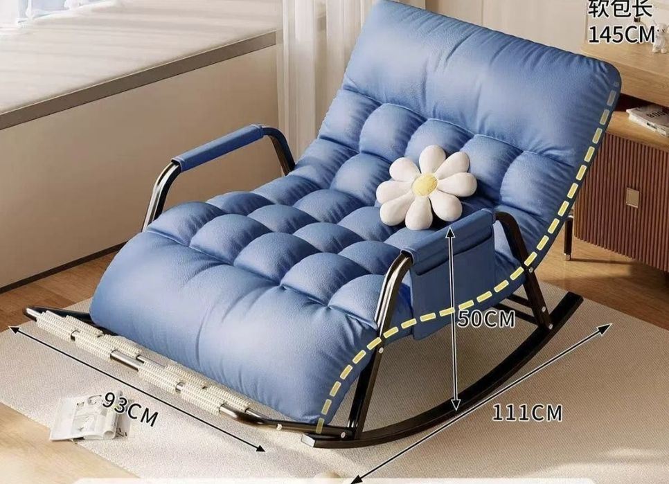 Кресло-качалка с золотистым каркасом, оснащенное регулируемой спинкой