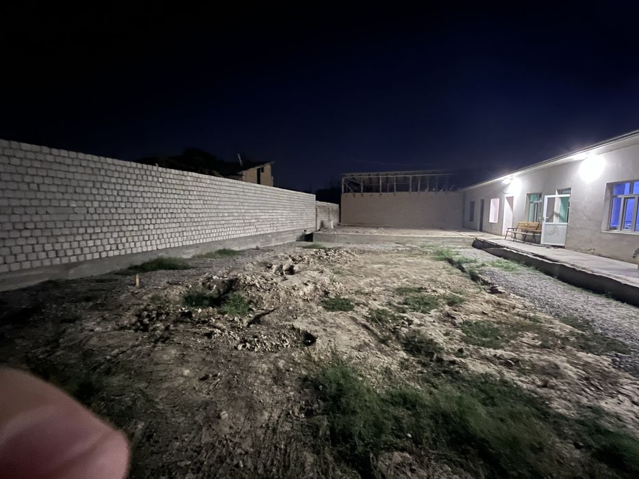 Uy Hovli sotiladi 5 sotx 4 xona + 2ta xona biton