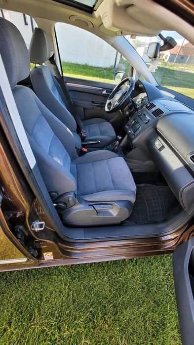 Volkswagen Touran 1.6 TDI • 2012 • 5 Locuri • Navi • Climatronic