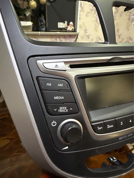 Срочно продам магнитофон на Hyundai Accent
