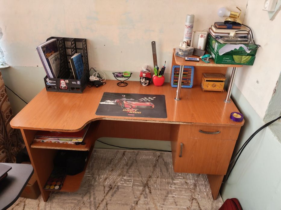 Мебель. Письменный стол