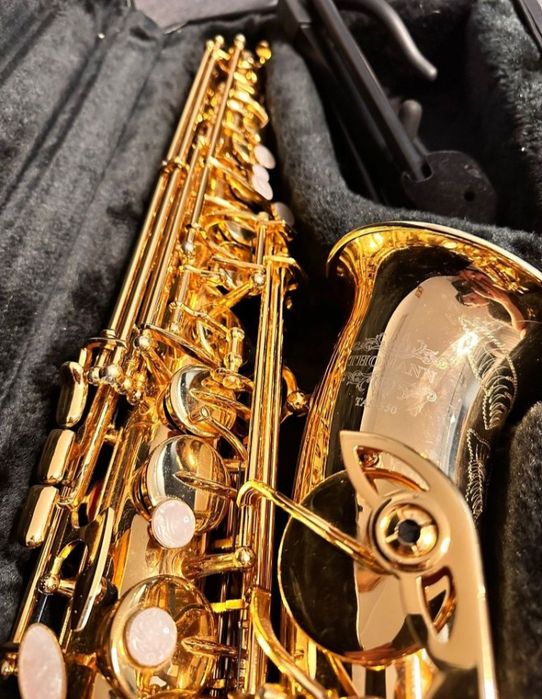 Vând saxofon tomhann