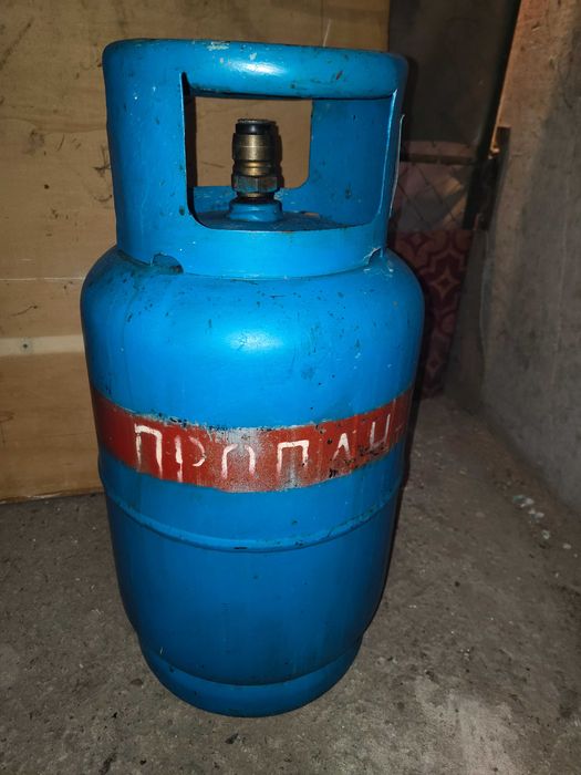 Продавам битови газови бутилки 27 л. - 2 бр. и 1 бр. редуцир-вентил