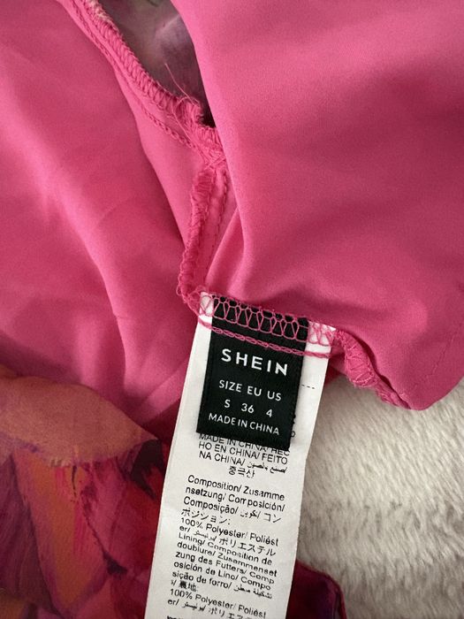 Елегантна рокля с къдрици в розово-лилаво