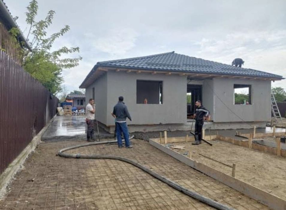 Vand Case, pe structura metalica,la cheie Din panouri sandwich