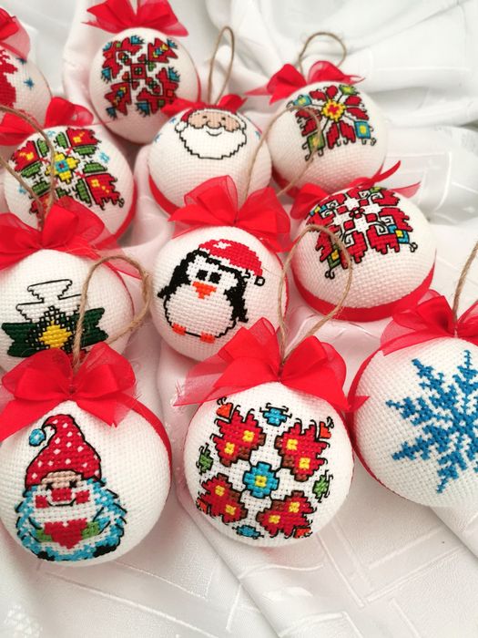 Ръчно бродирани коледени топки 6 см