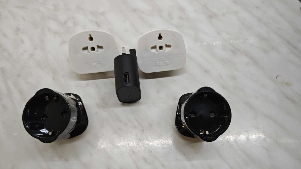 Преходници/адаптери UK/EU стандарт.