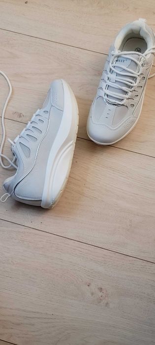 Кроссовки женские