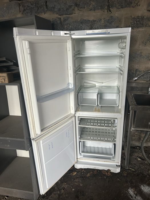 Продам холодильник indesi