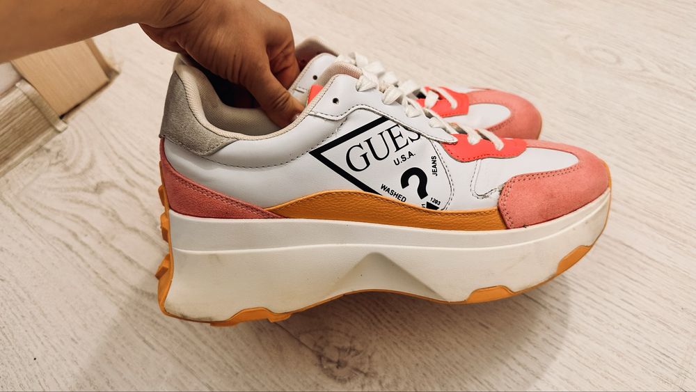 Сникърси Guess