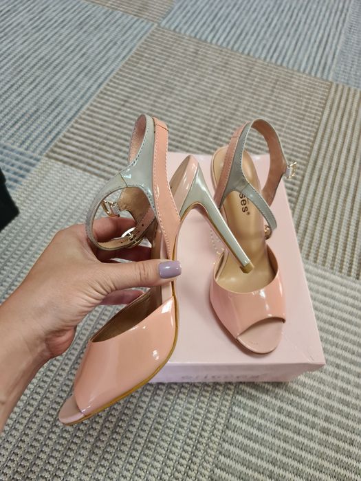 Босоножки кожаные