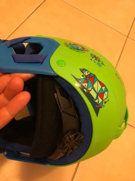 Skiuri,,clăpari și cască pentru copii