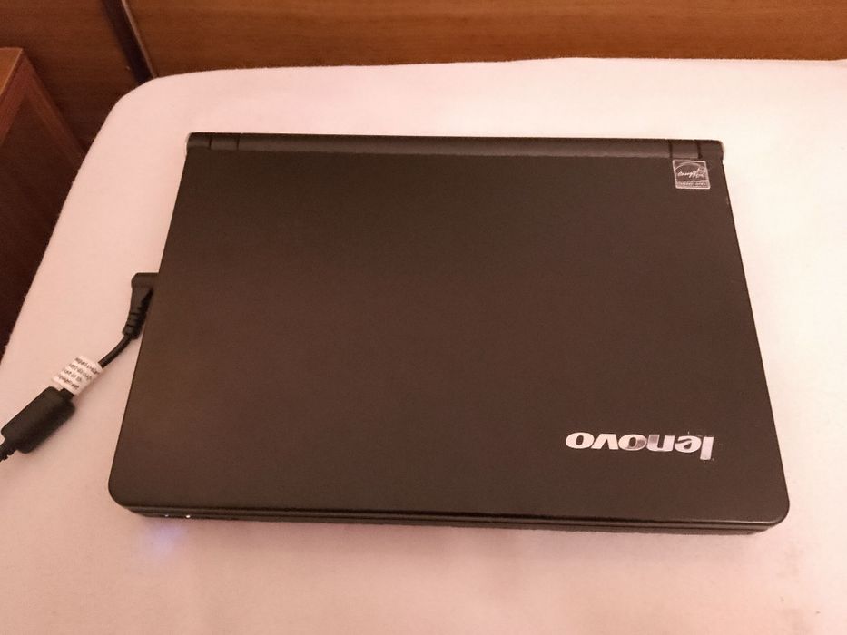Малък лаптоп Lenovo