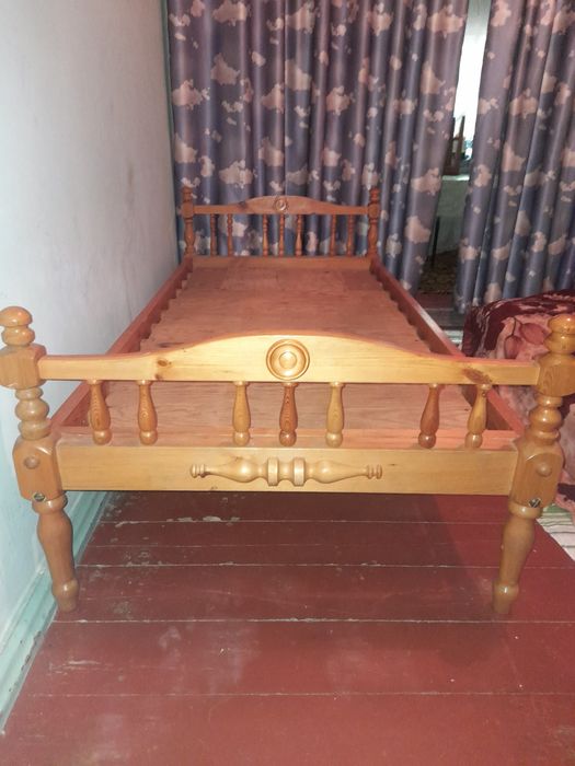 Кровать деревянная