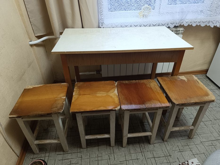 Продам кухонный стол с стульями