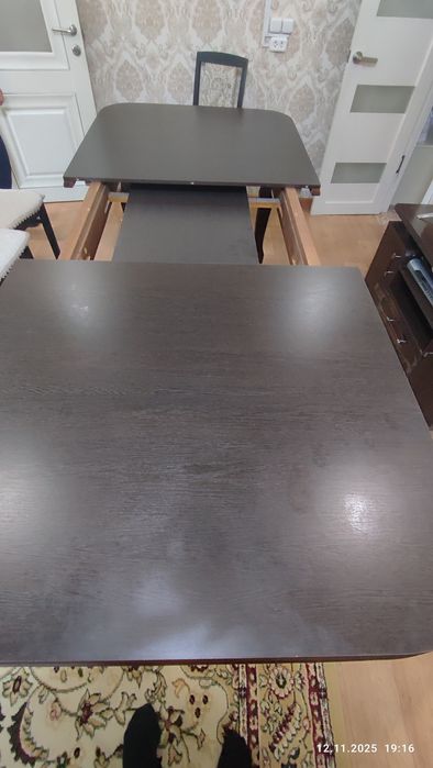 Деревянный стол со стульями