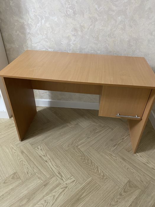 Комод с зеркалом  и письменный стол