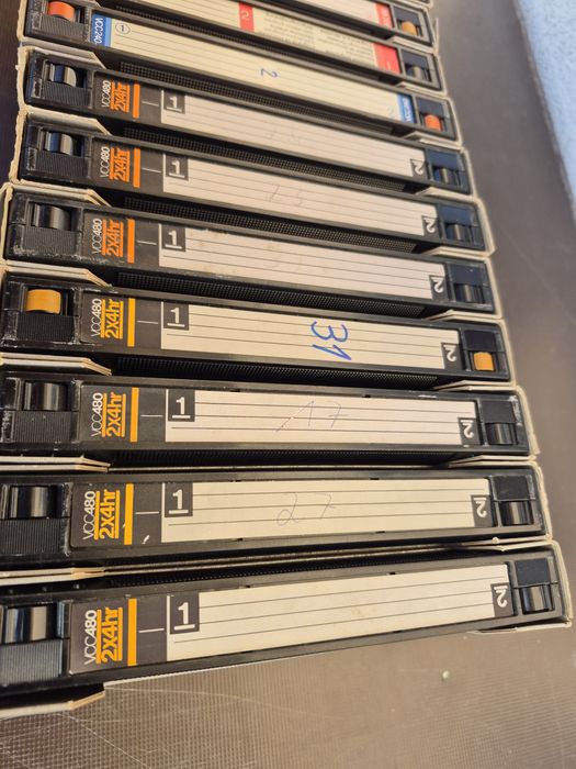 Vând 10 casete video 2000 VCC originale Philips de 480 minute,2x4h, made in Germany, colectie de filme din anii 1970- 1990 cu filme diferite genuri.