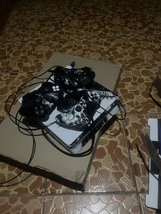 Пс 4 Слим ,новая + на 1 тб ,200+ игр + 2 на диске , 3 джойстика