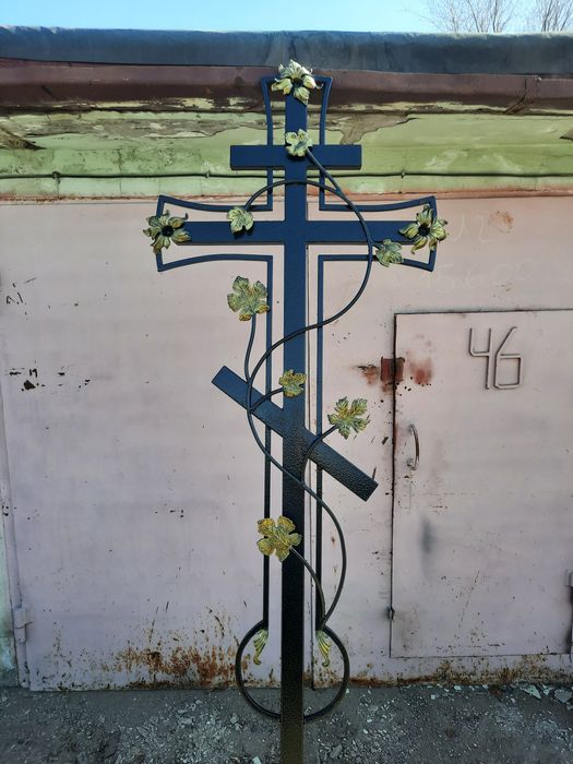 Оградки, кресты, цветники.