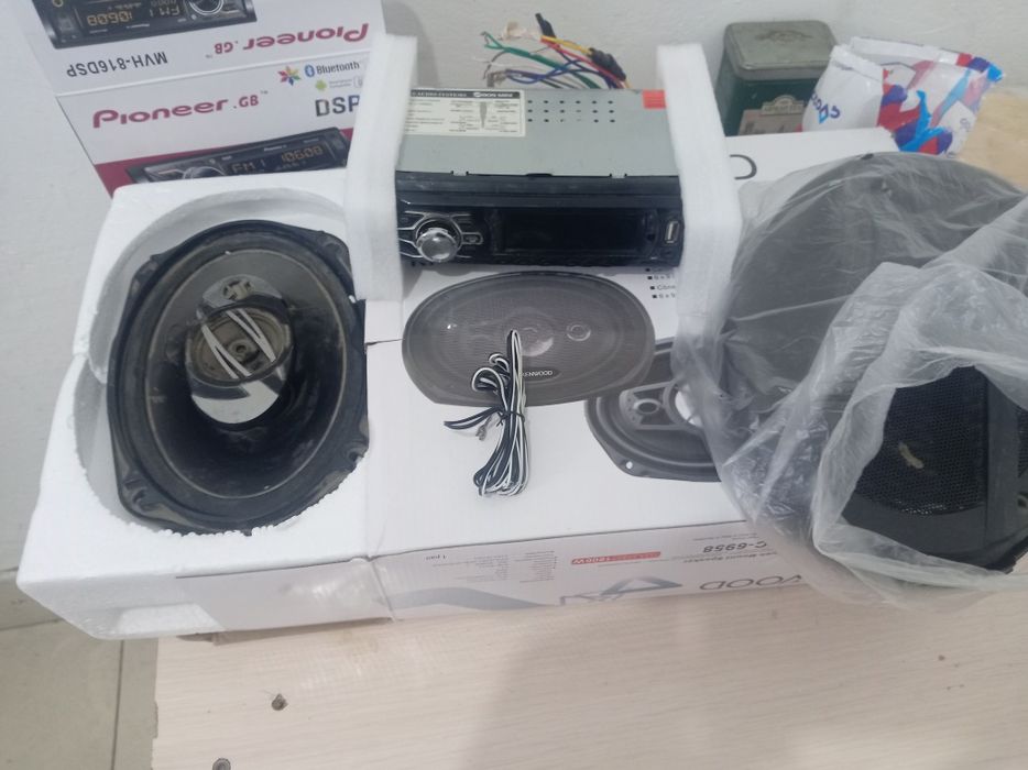 Жұмыс істеп түр.