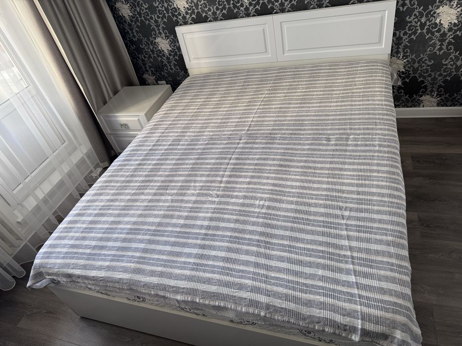 Продам кровать 160х200. В подарок Матрас и две тумбы.