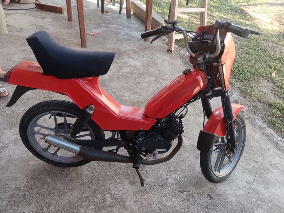 Бенели 50 Моторчето работи със 3 скорости  без документи