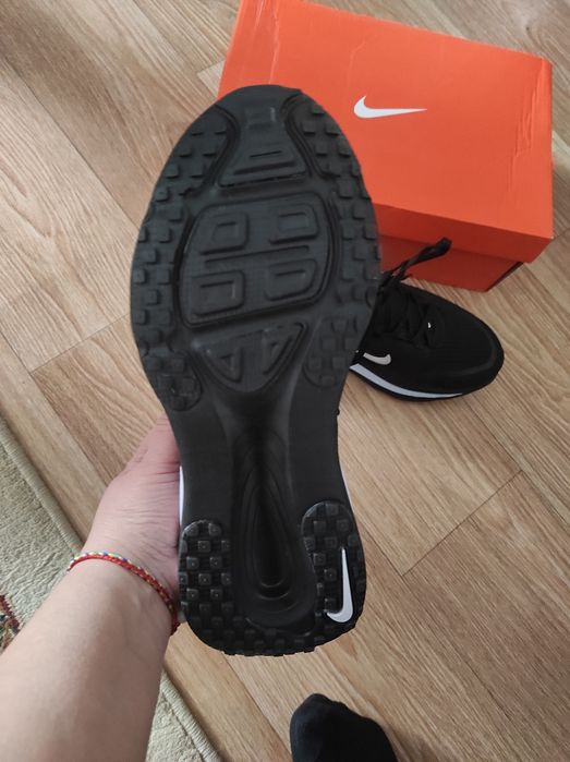 Продам кроссовки новые