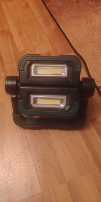 Vând proiector LED cu Power Bank