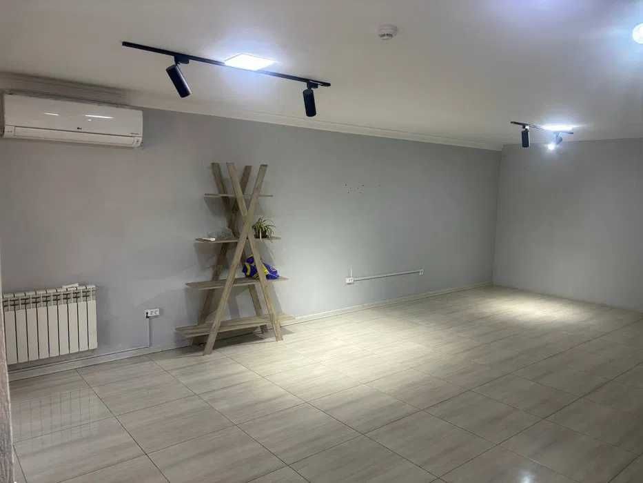 Сдается помещение 90 м2.ор-р Пойтахт Автосалон. (R 11)