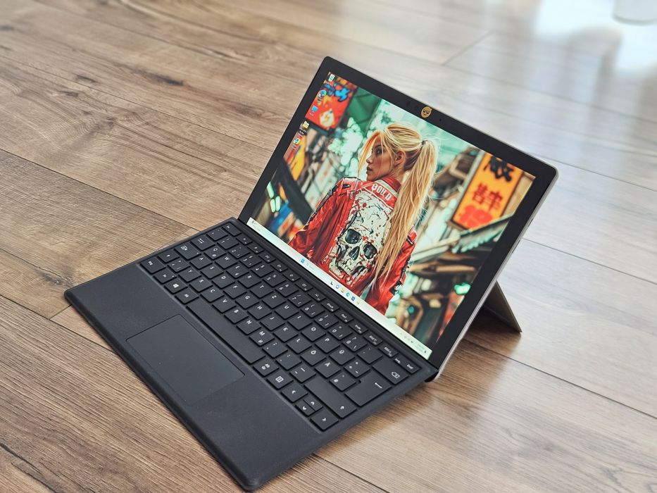 Tableta Microsoft Surface Pro 5 Intel i5, 8 GB 256GB Display 2k 12.3 inch, tastatura iluminata piele