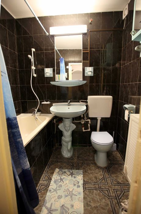 Apartament  3  camere de inchiriat , zona Drumul Taberei -Raul Doamnei suprafata utila 61 m, bloc 4 etaje