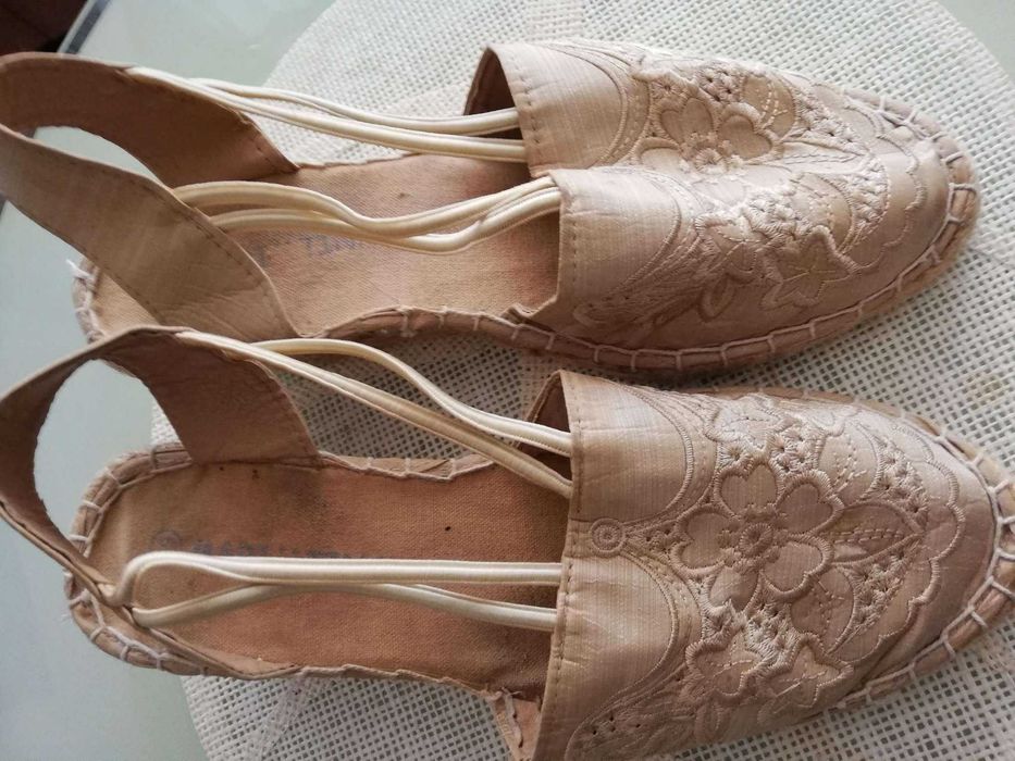 Леки и удобни дамски сандали подходящи за сезон пролет,лято и есен.