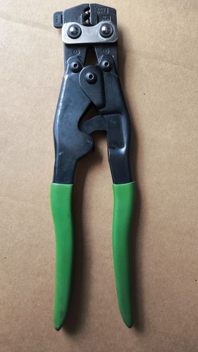 Клещи за кримпване (кербоване) на кабелни обувки и два кабела с гилза