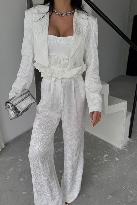 Дамски бял костюм от 3 части – сако, топ и широк панталон