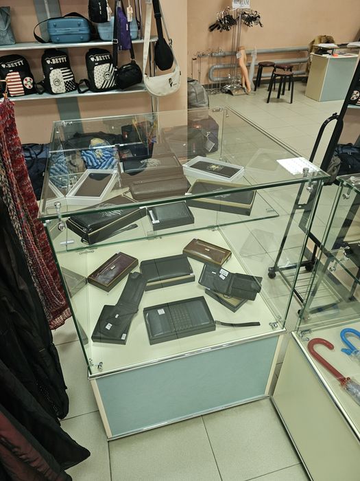 Витрины кубы с тумбой для хранения