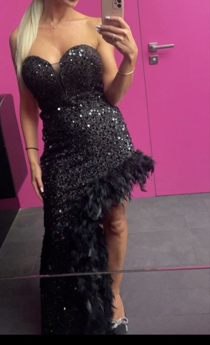 Официална черна рокля с естествени пера