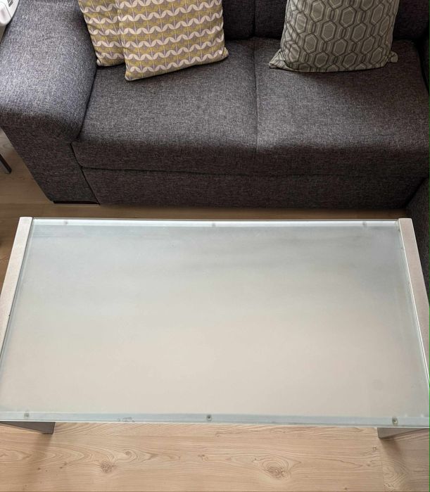 Холна маса от метал и стъкло