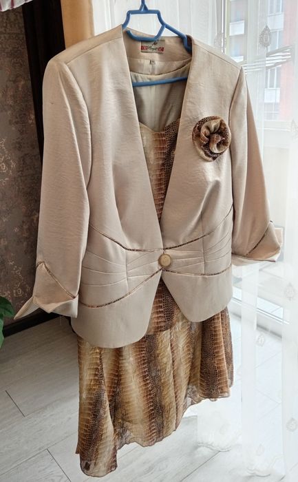 Продам костюм женский