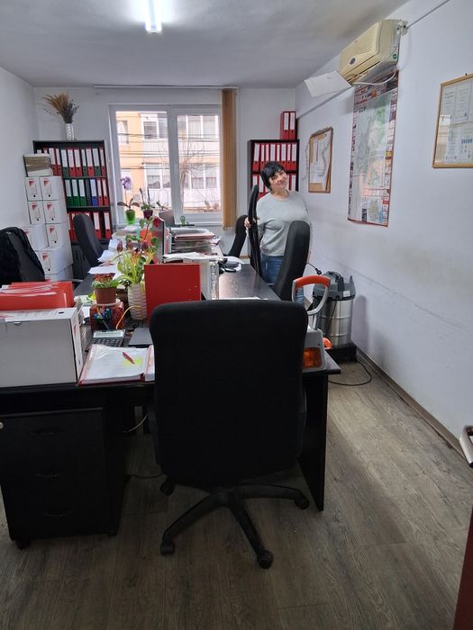 Firma de curatenie executam curatenie .