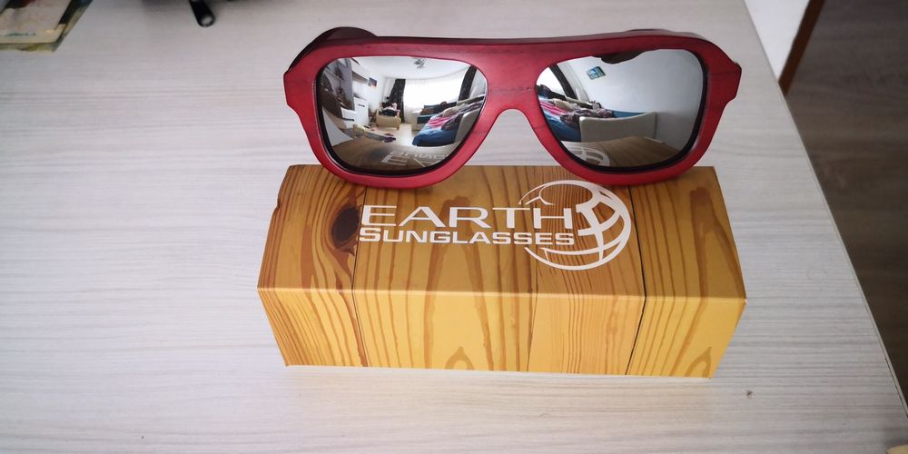 Ochelari de soare Earth, unisex cu ramă de lemn.
